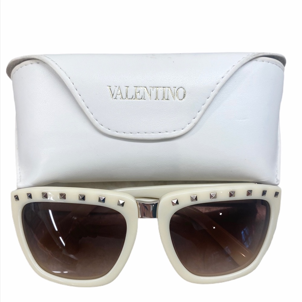 Beautiful Valentino Rockstud Sunglasses